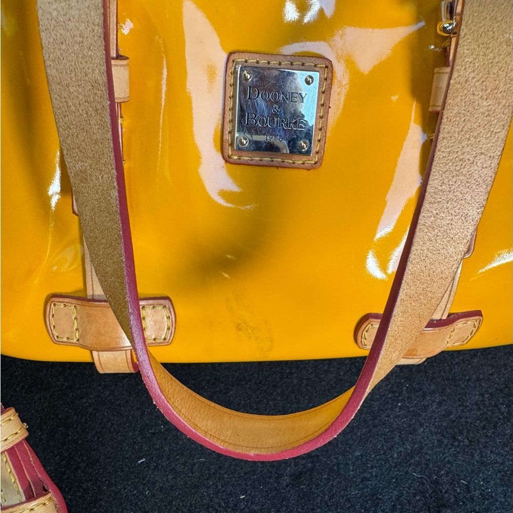 Vintage Dooney & Bourke Mustard Yellow Patent Leather Satchel Barrel. Adj straps - Picture 8 of 14